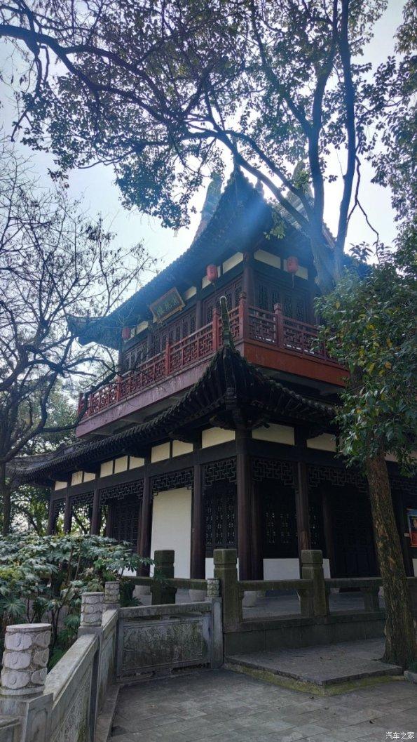 在宁波吃饭，点了一只梭子蟹就花了90元，太贵了吧？